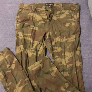 Camo pants never worn, size 29 brand Sanctuary.